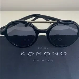 KOMONO Vivien Glossy Black Sunglasses (NEW) ? round Komono | Accessories | Komono New Vivien Glossy Black  main image 4